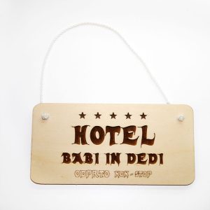Lesena tabla hotel babi in dedi